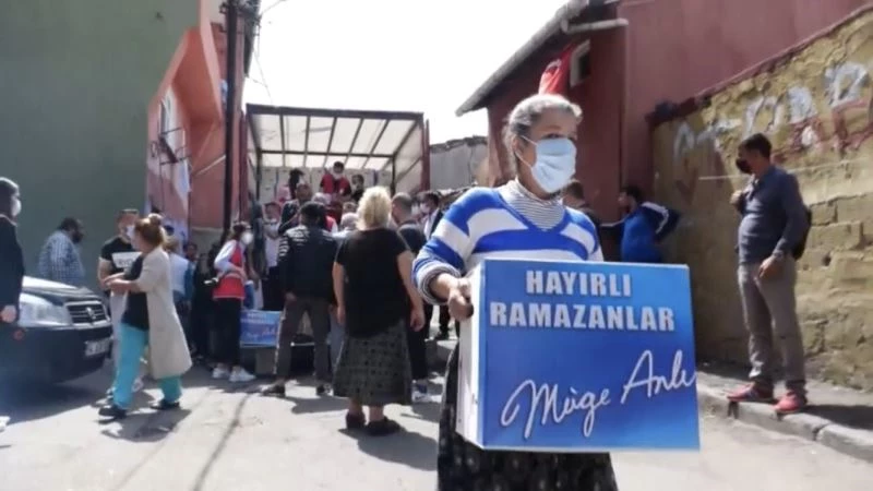 Müge Anlı, ihtiyaç sahibi 500 aileye Ramazan kolisi dağıttı
