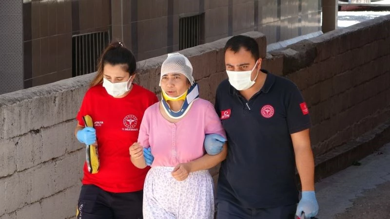 (Özel) Kanepede nakış yapan kadının üzerine evin tavanı düştü
