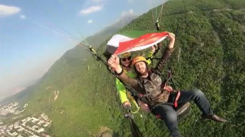 Kudüs’teki zulme dikkat çekmek için Uludağ’dan atlayış yapıp, Filistin bayrağı açtılar
