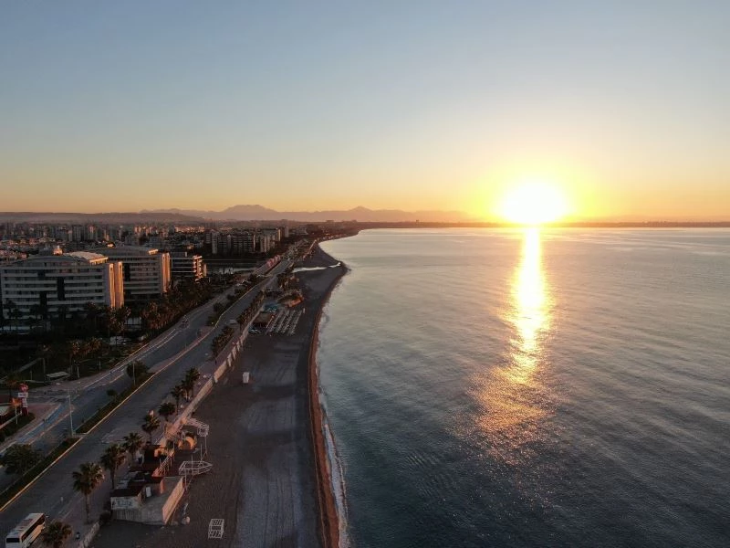 Dünyaca ünlü sahilde kartpostallık gündoğumu
