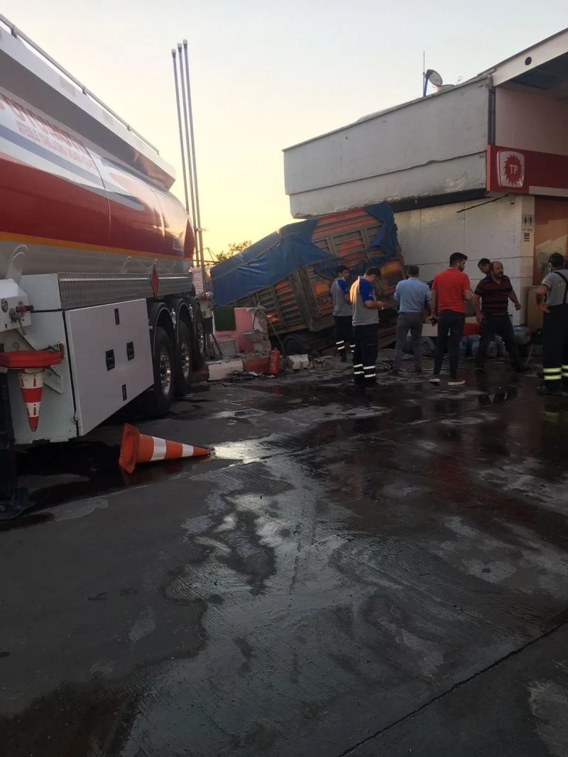 Hatay’da kontrolden çıkan tır akaryakıt istasyona daldı
