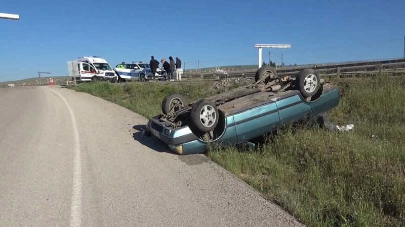 Direksiyon hakimiyetini kaybedip çarptığı araç şarampole yuvarlandı
