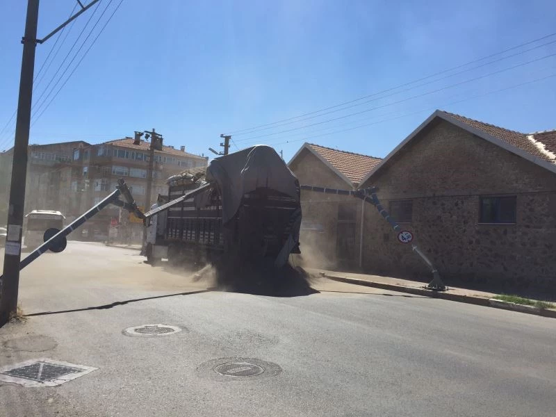 Aşırı yüklü kamyon TCDD uyarı levhasına takıldı
