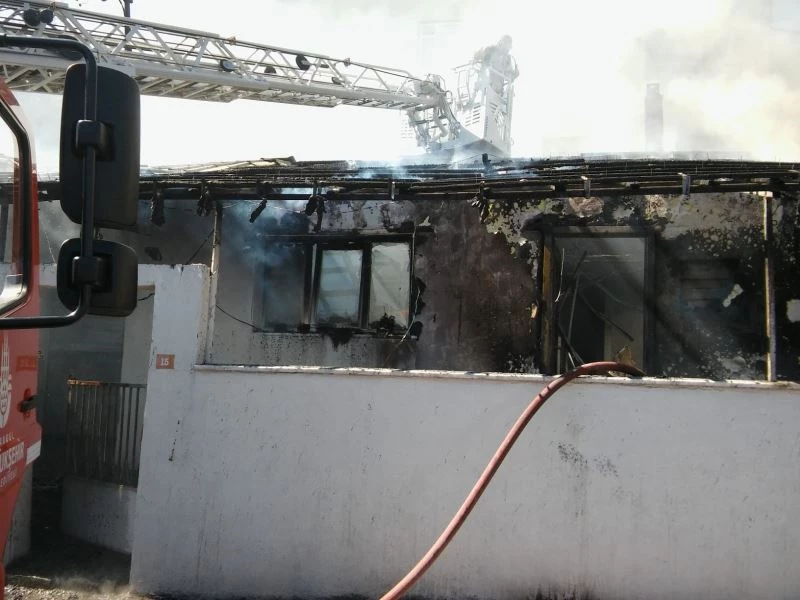 Maltepe’de gecekondunun alev alev yandığı anlar kamerada

