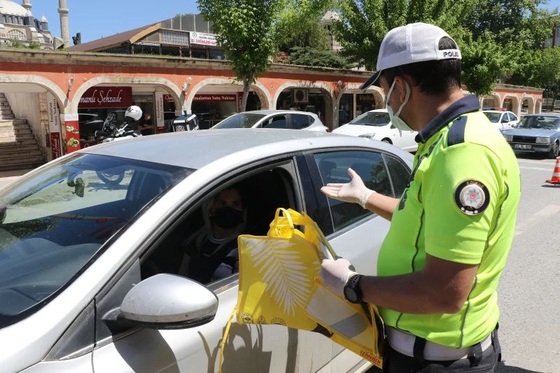 ‘Kemerim hep aklımda’ temalı hediyeler kadın sürücülere verildi
