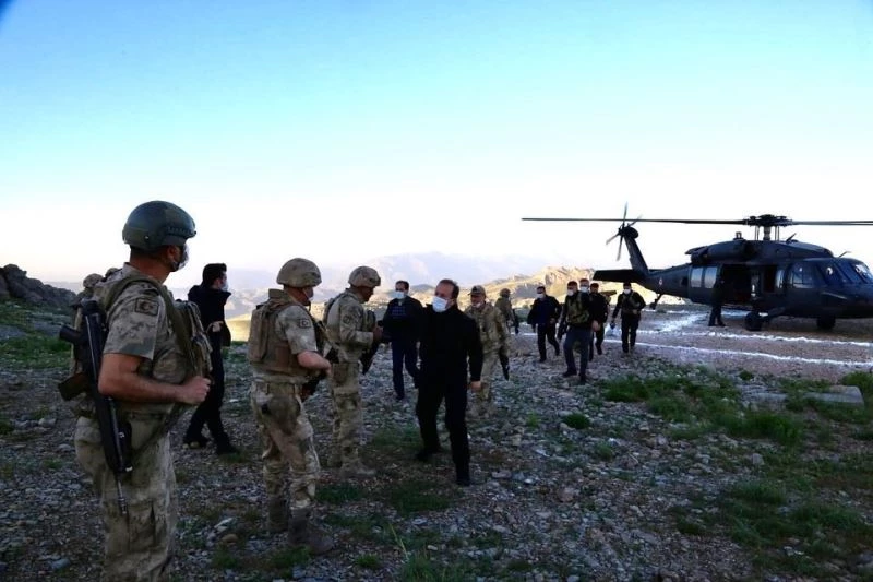 Vali Pehlivan, Cudi Dağı Üs Bölgesi’nde askerlerle iftar yaptı
