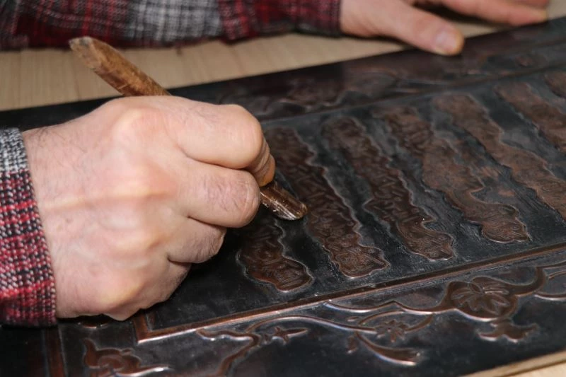 ‘Kültür Oskarı’ sahibi rölyef ustası, eserleriyle hayran bakıyor
