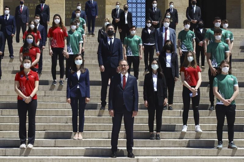 Bakan Kasapoğlu, 19 Mayıs sebebiyle Anıtkabir’de düzenlenen törene katıldı
