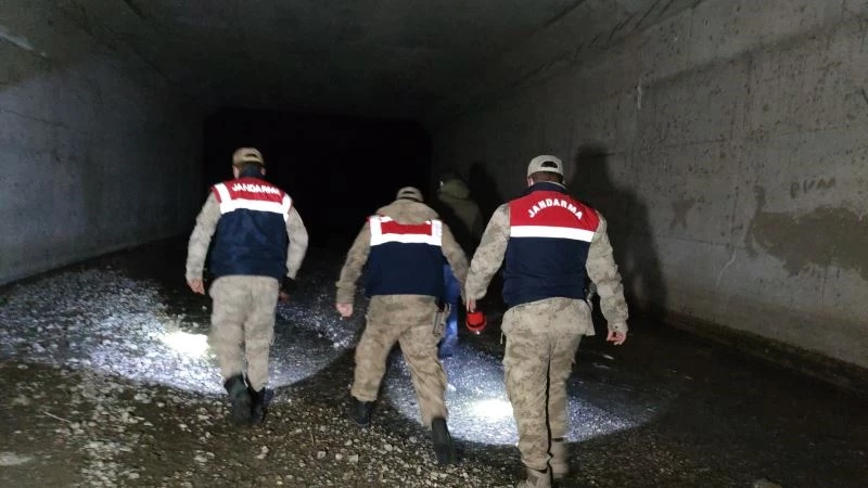 (Özel haber) Kaçak avlanılan 200 kilo canlı balıklar tekrar suya bırakıldı
