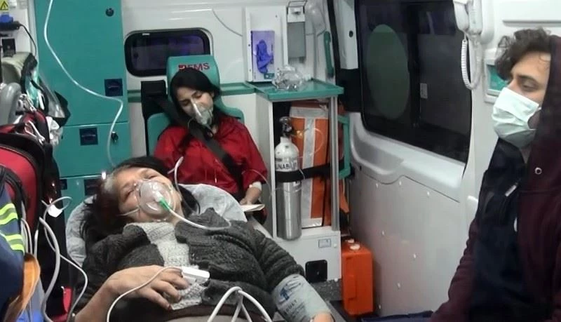 Elektrik kontağından çıkan yangın 5 kişiyi hastanelik etti
