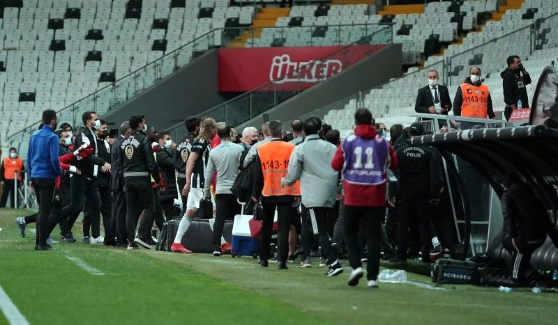 Beşiktaş’ta maç bitti, saha kenarı karıştı
