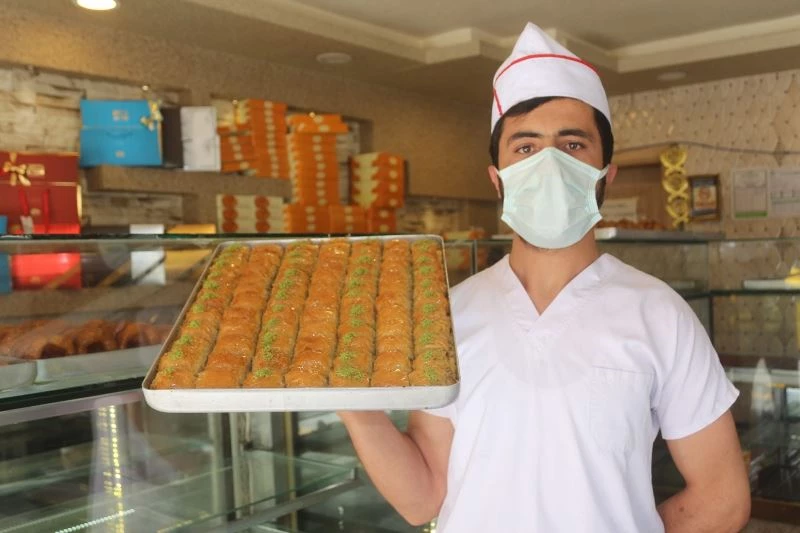 Tatlıcıların bayram mesaisi devam ediyor
