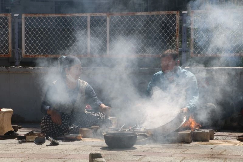 Ekmek parası için ateş başında ter döküyorlar
