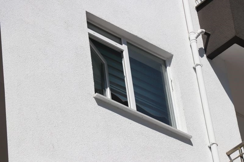 Uyurgezer olduğu iddia edilen genç kız 3’üncü kattan düştü
