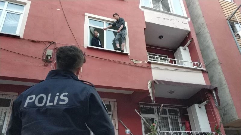 Samsun’da 18 yaşındaki genç pencere kenarında intihara kalkıştı

