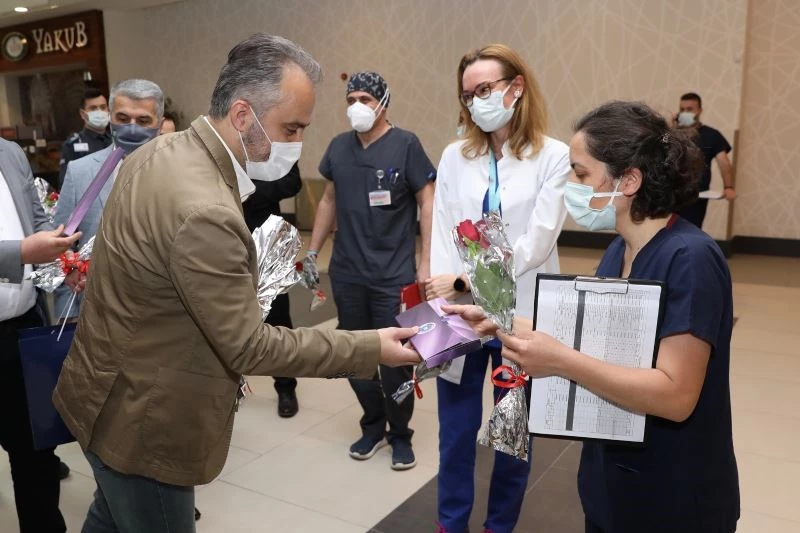 Başkan Aktaş’tan hemşirelere karanfilli kutlama
