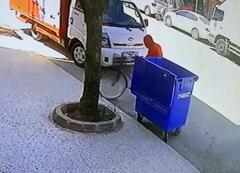 Kapüşonlu bisiklet hırsızı kamerada
