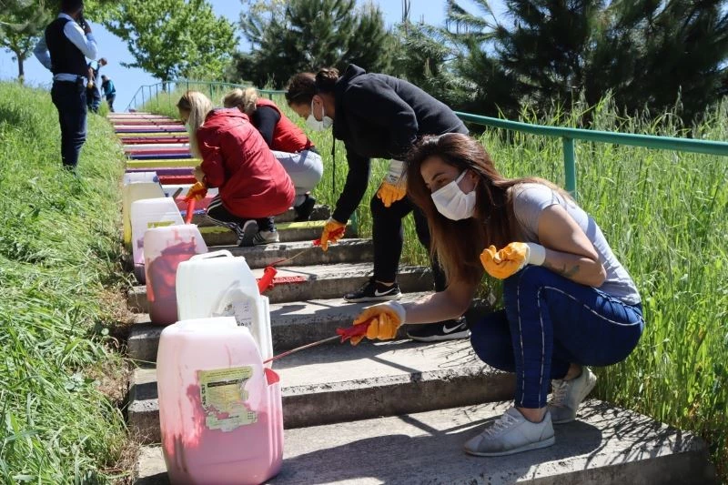 İzmit’te merdivenler renkleniyor

