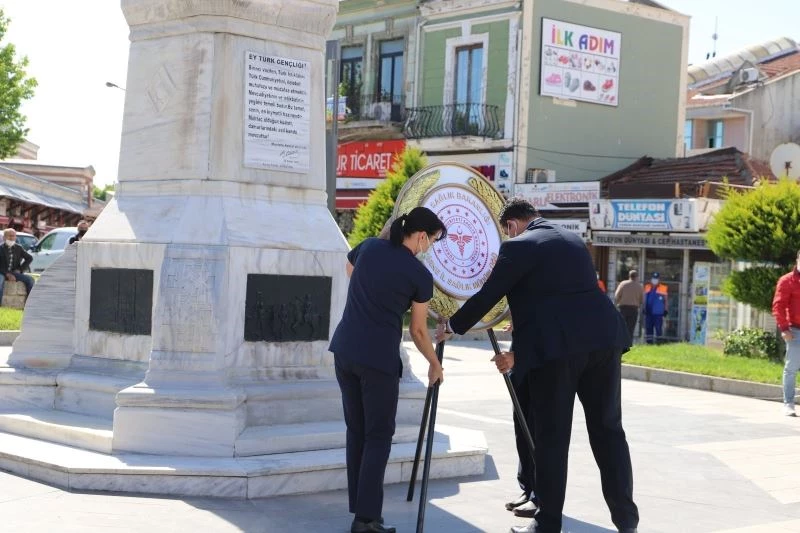 Ebe ve Hemşireler Haftası çelenk sunma töreni düzenlendi
