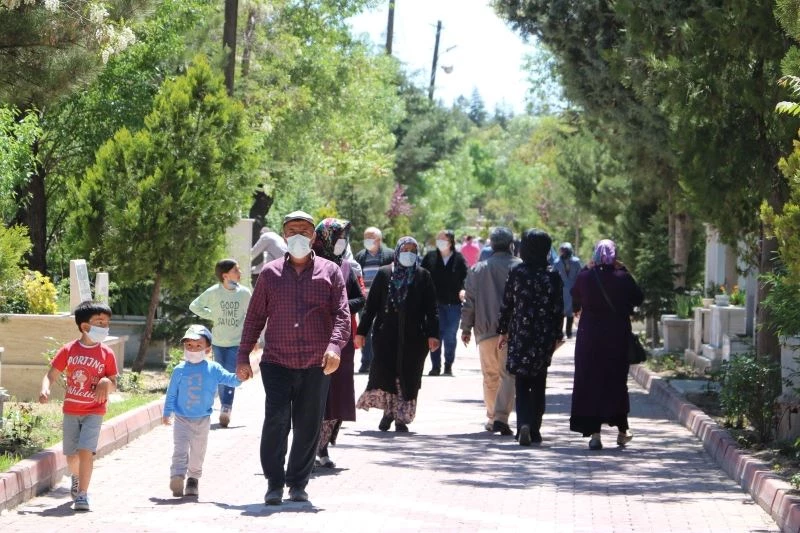 Niğde’de belediyeden mezarlıkları ziyaret edemeyenlere canlı yayın hizmeti
