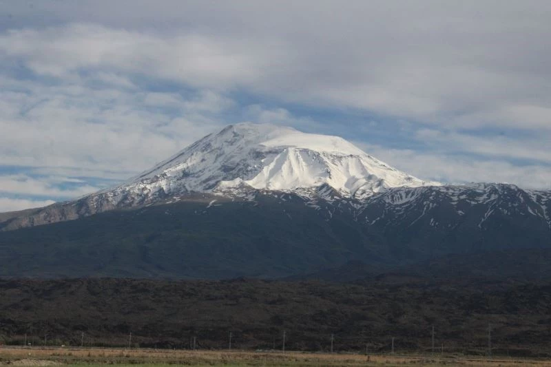 Beyaz örtüyle kaplanan Ağrı Dağı ihtişamıyla büyülüyor
