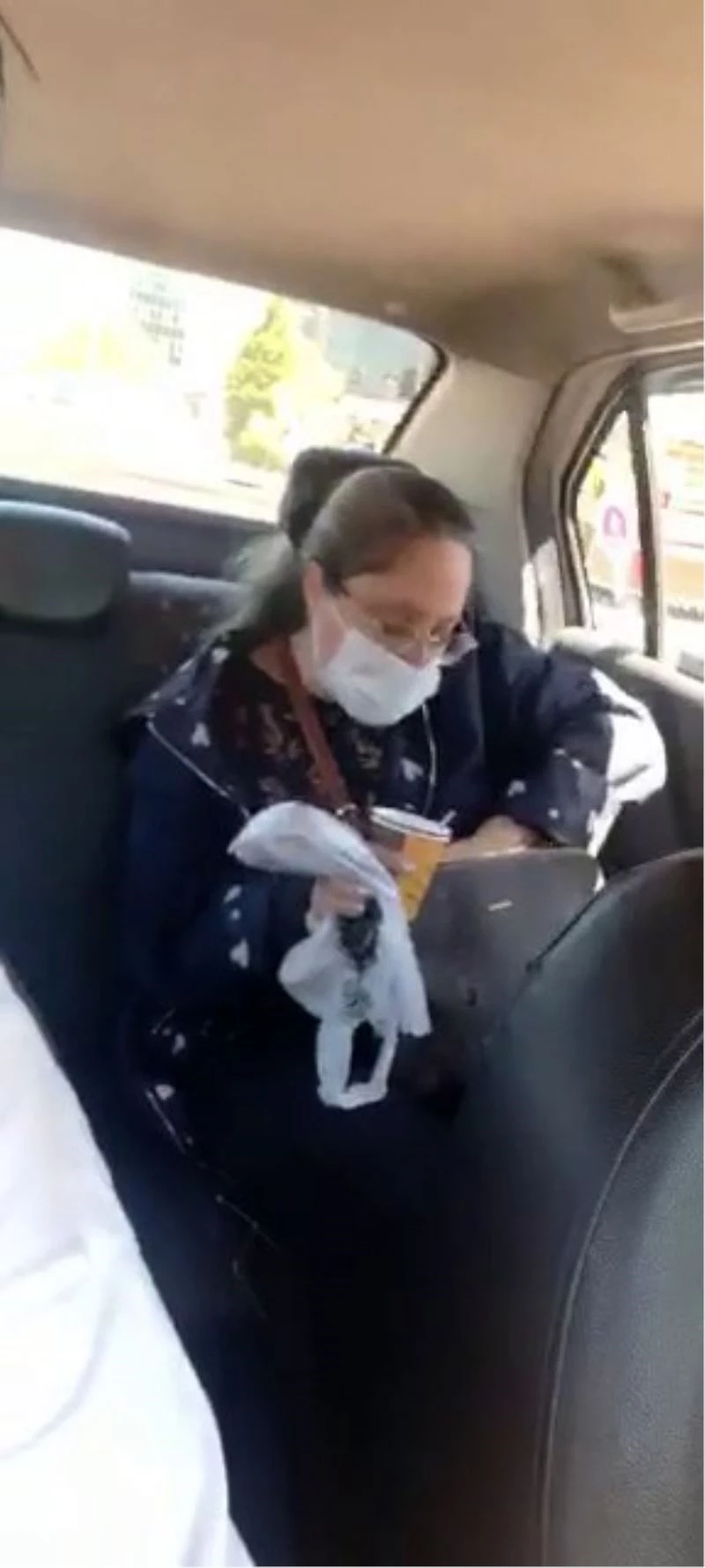 Kadıköy’de takside çay içen müşteriden taksiciye tehdit: 