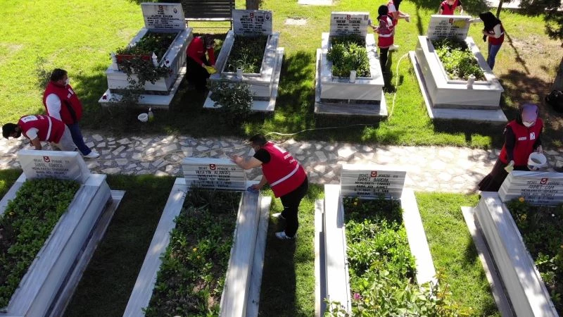 Kızılay gönüllülerinden Amasya şehitliğinde bayram temizliği
