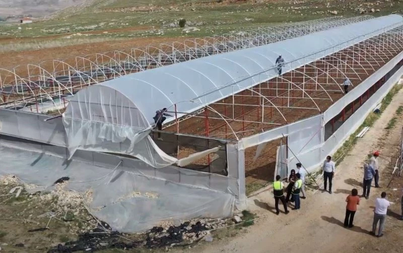 Seraları zarar gören çiftçiye sera naylonu yardımı
