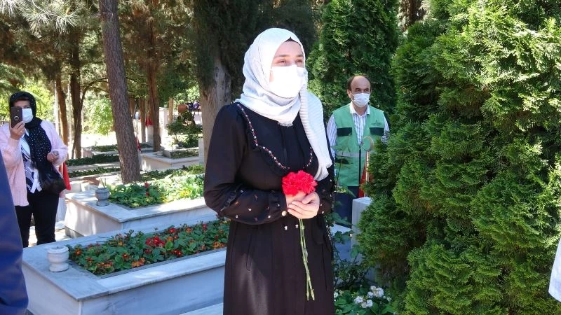 Şehitliklerde buruk bayram arifesi
