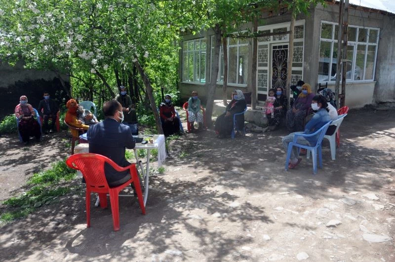 Pandemiden dolayı dernek toplantılarını evinin bahçesinde yapıyor

