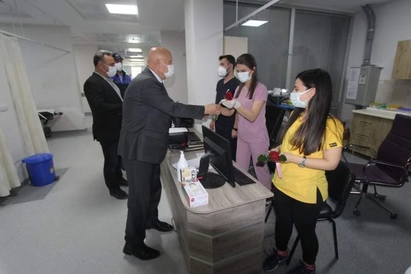 Başkan Pekmezci hemşirelere gül dağıttı
