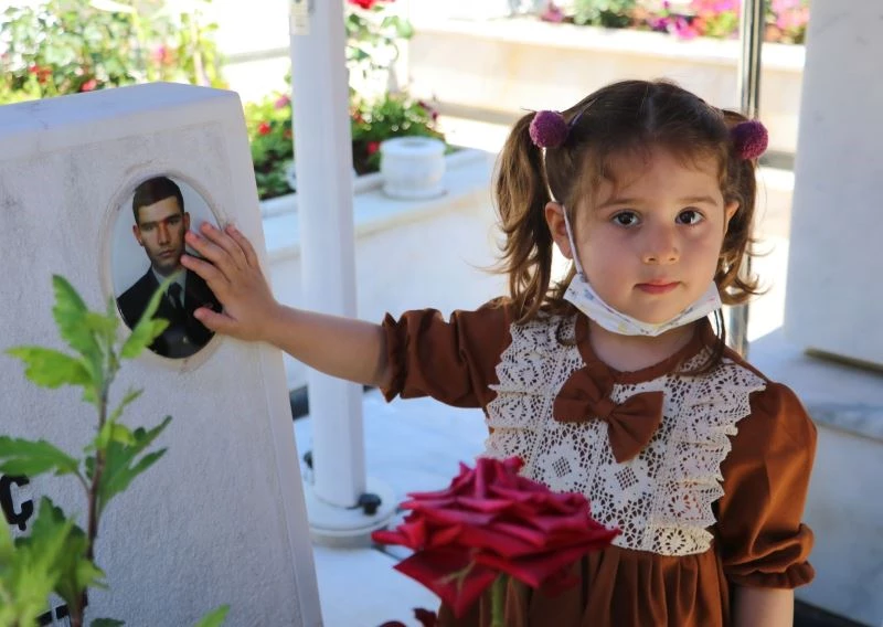 Bayramda elini öpemediği babasının mezar taşını öptü
