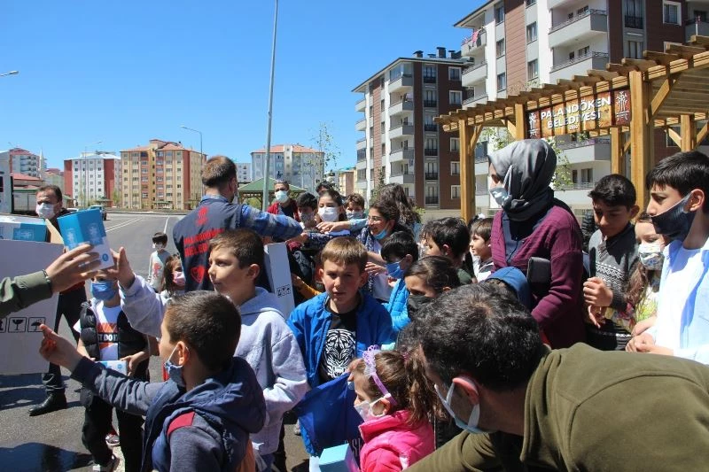 Erzurum’da faytonla ‘Arafalık’ hediyeler dağıtıldı
