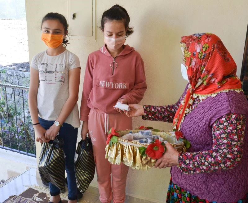 Çocukların yüzü Ümmiye Teyze ile güldü
