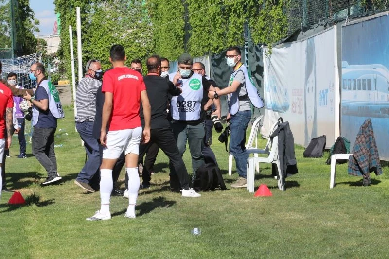 Foto muhabirlerine çirkin saldırı
