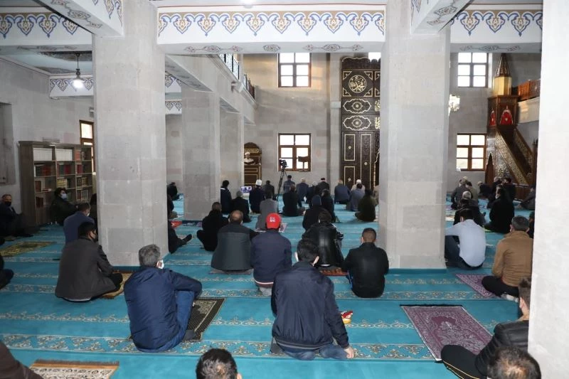 Kars’ta Bayram Namazı sosyal mesafe kurallarıyla kılındı
