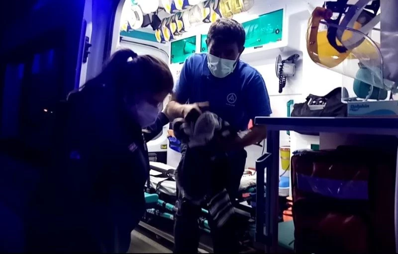 Husumetli şahıslar arasında çıkan silahlı kavgada balkondaki vatandaş yaralandı...Dehşet anları kamerada
