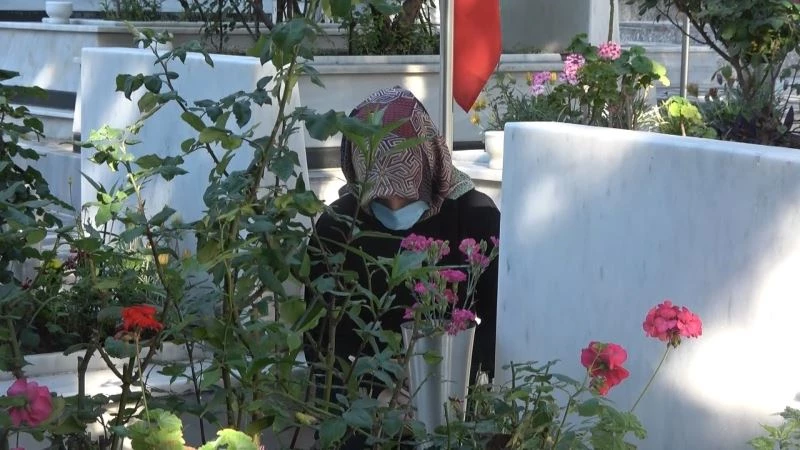 Hatay’da bayramda şehitliğe duygusal ziyaret