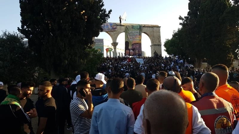 İsrail güçlerinin ses bombalarıyla saldırdığı Mescid-i Aksa’da bayram namazı
