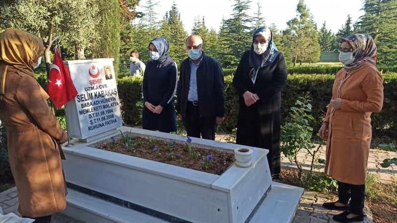 Şehitlikte hüzünlü bayram
