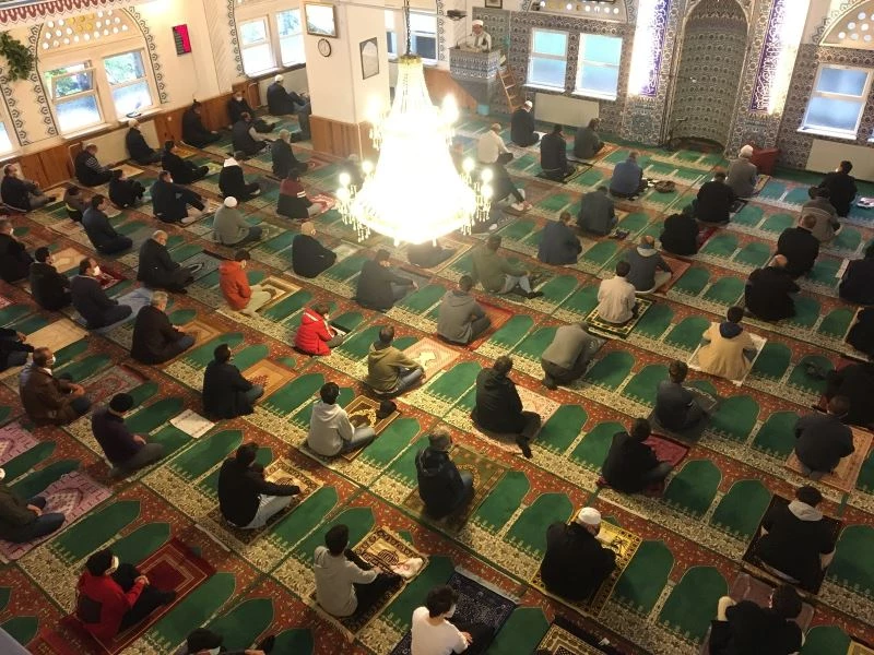 Bayramı namazı camilerde virüs tedbirlerine uygun şekilde kılındı
