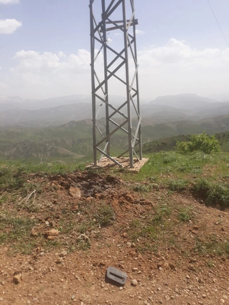 Siirt’te teröristlerce yola döşenen EYP’nin infilak ettirilmesi sonucu 2 kişi yaralandı
