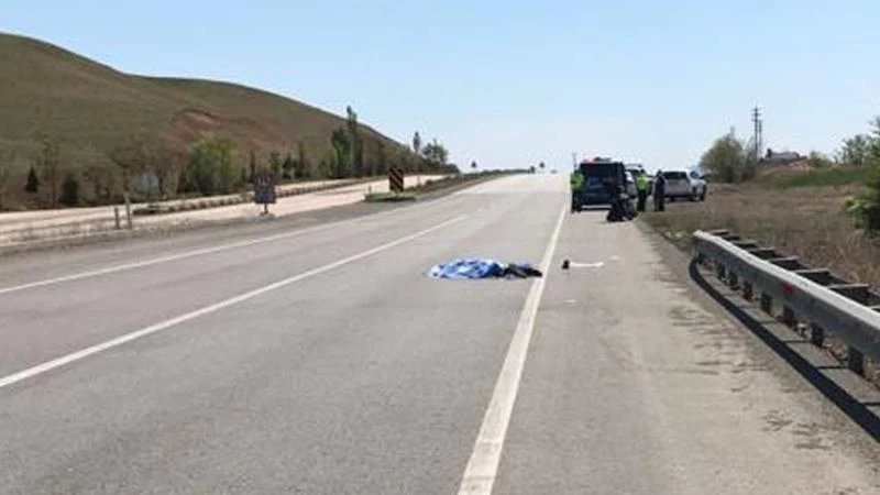 Kasksız motosiklete binen 18 yaşındaki genç canından oldu
