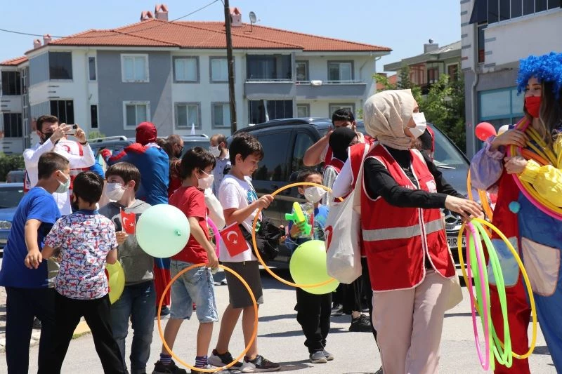 Kısıtlamada boş kalan sokakları bayram şenliği alanına çevirdiler
