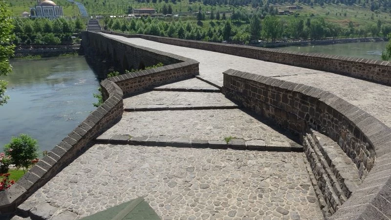 Kısıtlama bayrama denk geldi, Diyarbakır’da tarihi mekanlar sessiz kaldı
