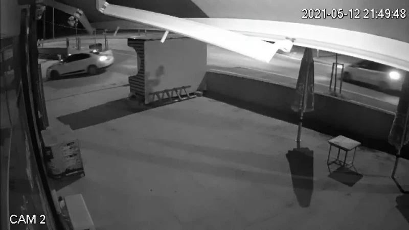 Polisten kaçmaya çalışırken yol sandığı siteye girdi, beton direğe çarptı
