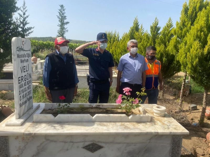 Sarıgöl jandarmasından şehit mezarlarına bakım
