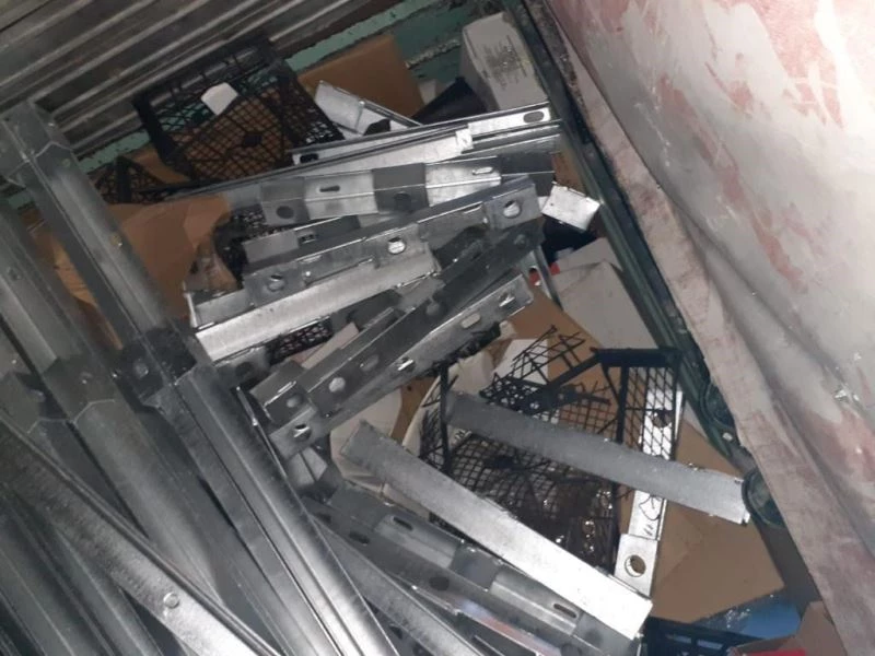 Depremzede konutlarından demir çalan 4 kişi yakalandı
