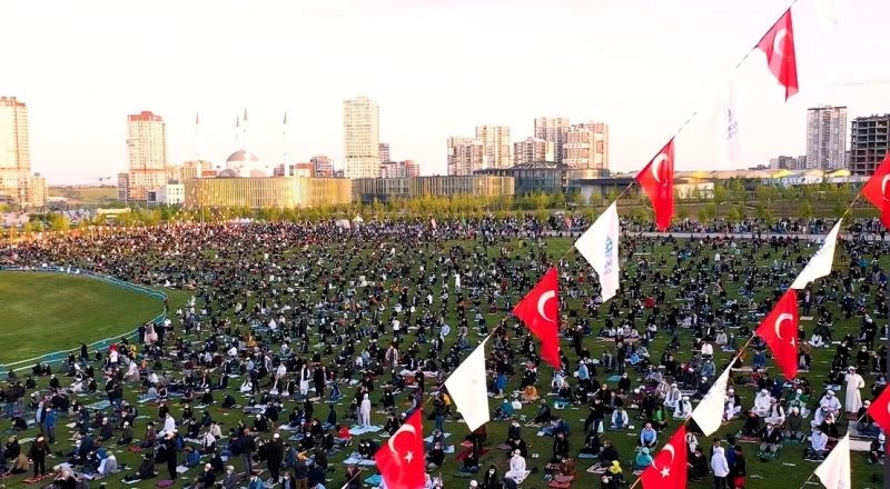 Başakşehir’de açık havada sosyal mesafeli bayram namazı
