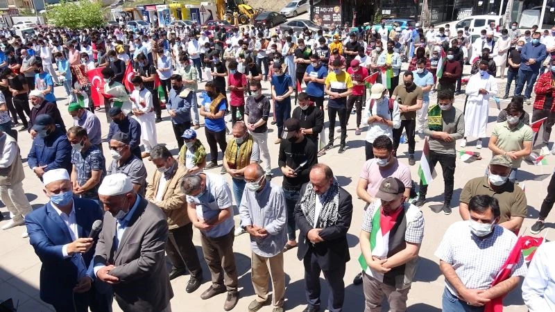 Bin kişi ile İsrail’i protesto edip, gıyabi cenaze namazı kıldılar
